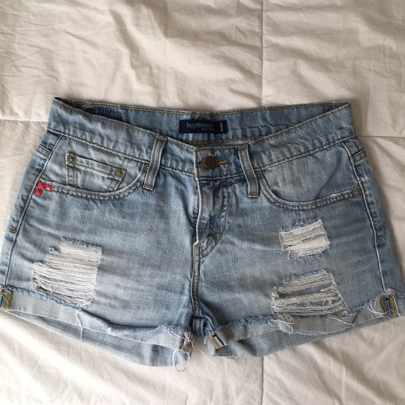 Destroyed Levi’s shorts - Picture 2 of 7